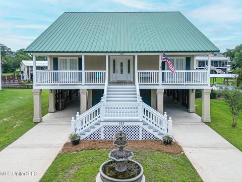 113 Ridgewood Dr, Pass Christian, MS 39571