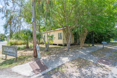 401 S Necaise Ave, Bay Saint Louis, MS 39520
