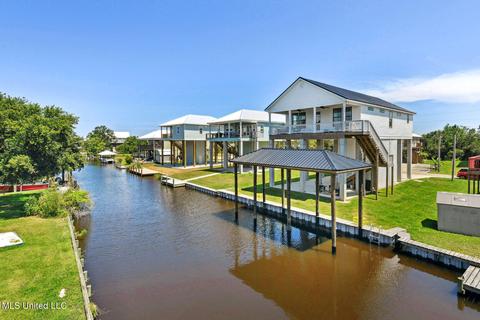 128 Helen Dr, Bay Saint Louis, MS 39520