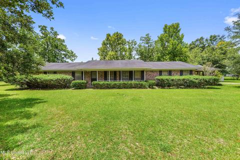 7512 Ogborn Dr, Moss Point, MS 39562