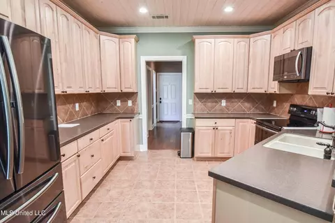Kitchen - 1480 Alana Dr, Terry, MS 39170 photo 4 of 16