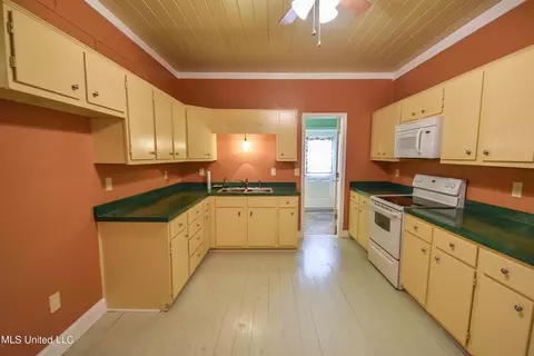 Kitchen - 1480 Alana Dr, Terry, MS 39170 photo 12 of 16
