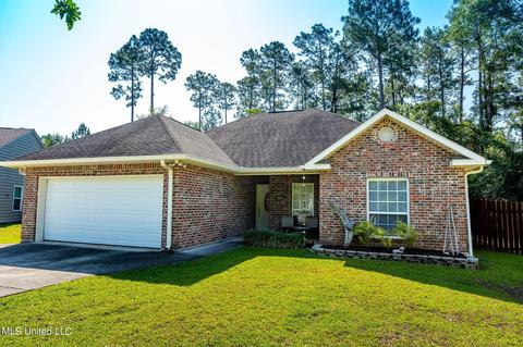 10816 Haena Ct, Diamondhead, MS 39525