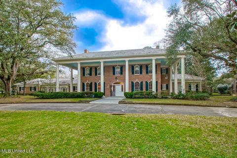 208 Gray Oak Dr, Picayune, MS 39466