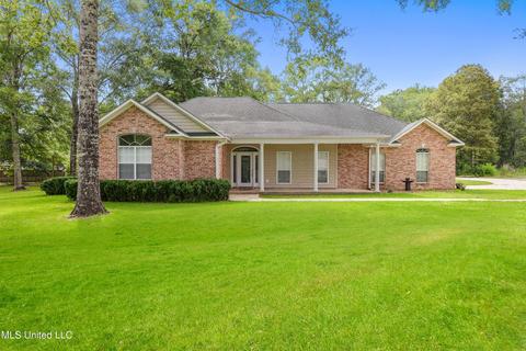 5525 Huckleberry Ln, Moss Point, MS 39562