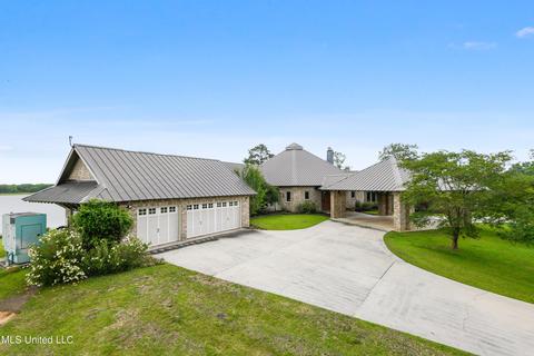 204 S Valley Rd, Poplarville, MS 39470