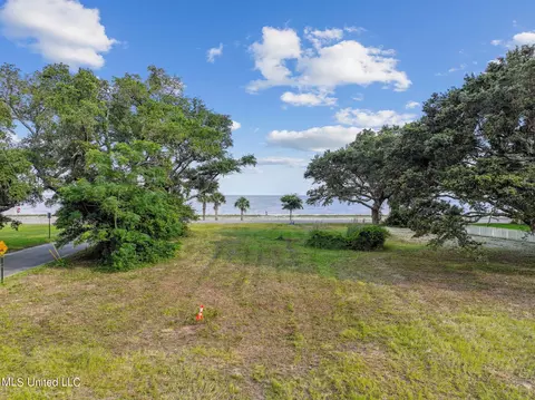 105 Magnolia Ave, Pass Christian, MS 39571