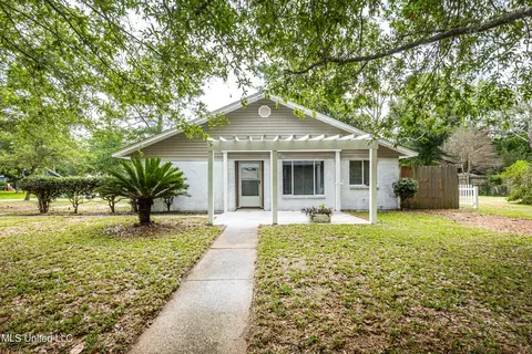 6900 Oakhurst Dr, Ocean Springs, MS 39564