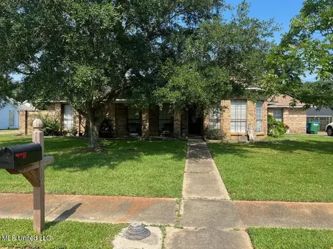 1306 Roswell St, Pascagoula, MS 39581