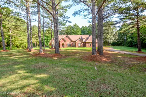 150 Leonard Ln, Holly Springs, MS 38635