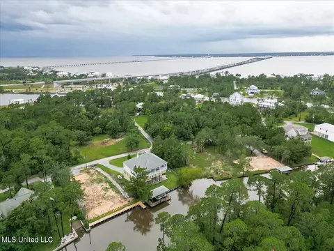 218 Poindexter Dr, Pass Christian, MS 39571