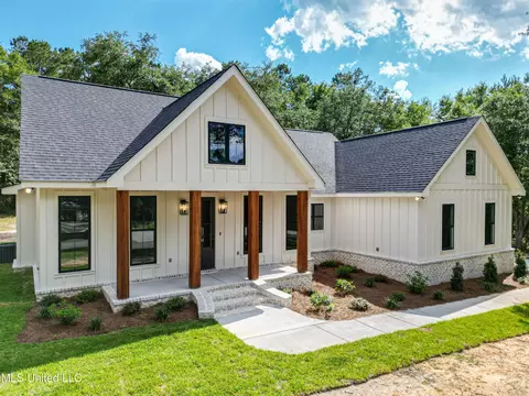 19243 Papoose Rd, Saucier, MS 39574