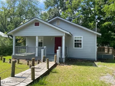 328 Madison Ave, Wiggins, MS 39577