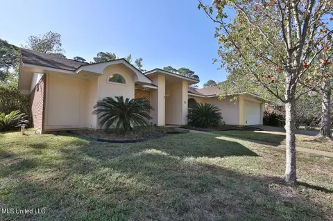 125 Fernwood Dr, Pass Christian, MS 39571