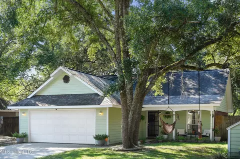 8601 Clamshell Ave, Ocean Springs, MS 39564