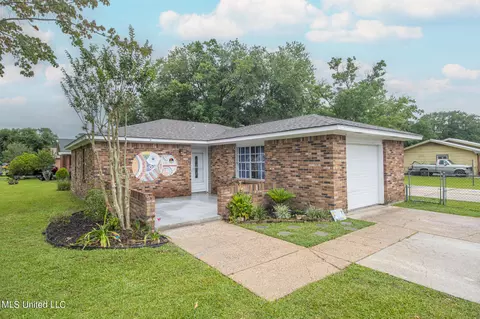 2716 E Angela Cir, Gulfport, MS 39503