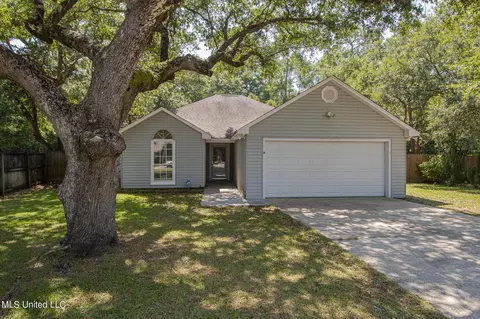 1821 Burnt Oak Dr, Ocean Springs, MS 39564