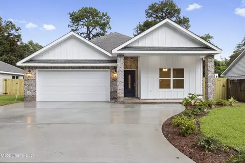 1606 S 9th St, Ocean Springs, MS 39564