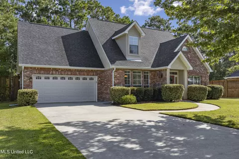 10013 Mockingbird Cir, Ocean Springs, MS 39564