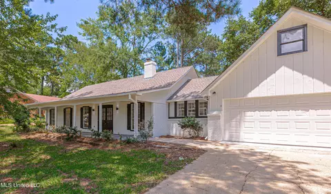 7024 Edgewater Dr, Ridgeland, MS 39157
