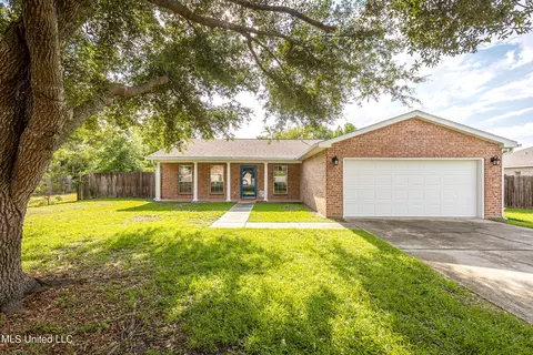 1213 Merritt Ln, Ocean Springs, MS 39564