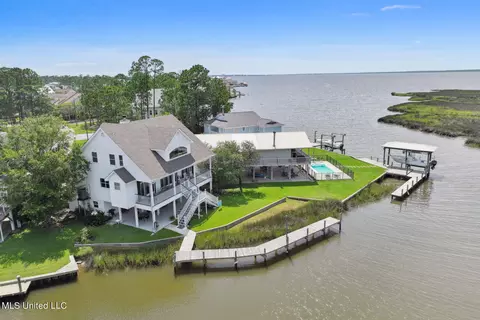 236 Pinewood Dr, Pass Christian, MS 39571