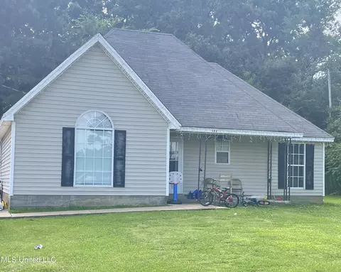 560 Huggins Dr, Holly Springs, MS 38635