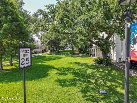 214 E 2nd St, Pass Christian, MS 39571