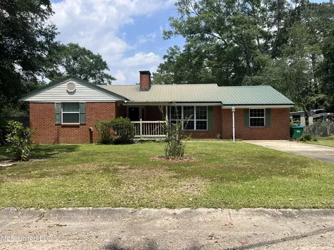 5112 Center Dr, Moss Point, MS 39563