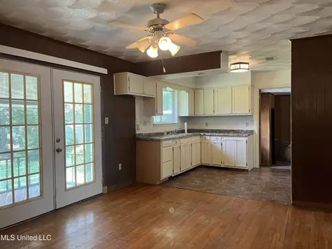5112 Center Dr, Moss Point, MS 39563 photo 5