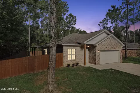9942 Kahana St, Diamondhead, MS 39525