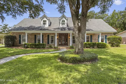41 Greenbriar Dr, Gulfport, MS 39507