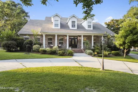 9024 River Oaks Ct, Biloxi, MS 39532