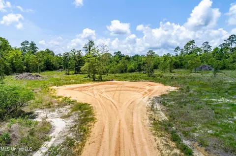 Mo's Rd., Kiln, MS 39556