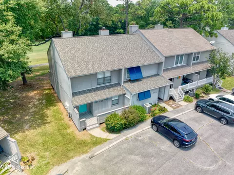 233 Highpoint Dr, Diamondhead, MS 39525
