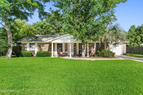 1213 King Henry Dr, Ocean Springs, MS 39564