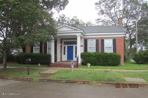 201 S Center St, Holly Springs, MS 38635