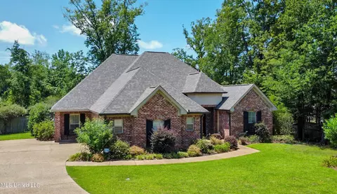 100 Bentwood Dr, Clinton, MS 39056