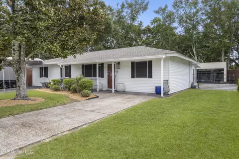138 Hickory Dr, Ocean Springs, MS 39564