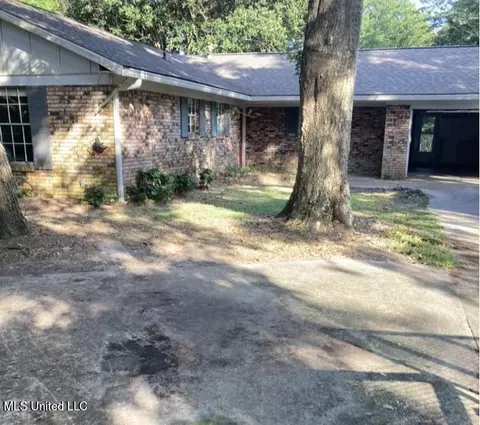 819 Graveline Rd, Gautier, MS 39553