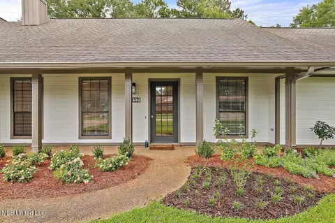 3452 Longstreet Dr, Pearl, MS 39208