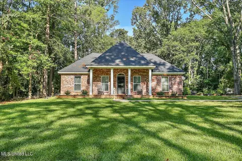 121 Chapel Cliff Dr, Raymond, MS 39154