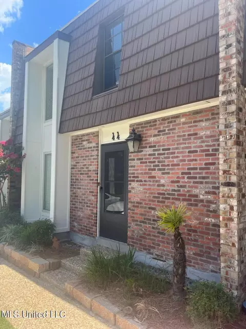 527 Front Beach Dr #44, Ocean Springs, MS 39564
