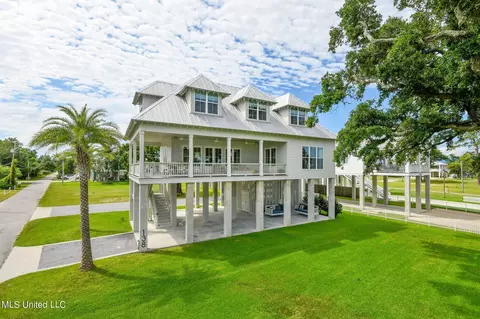 138 S Beach Blvd, Waveland, MS 39576