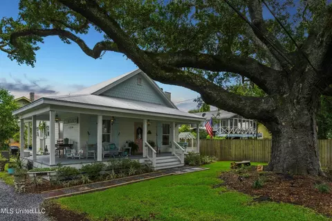 124 Sycamore St, Bay Saint Louis, MS 39520