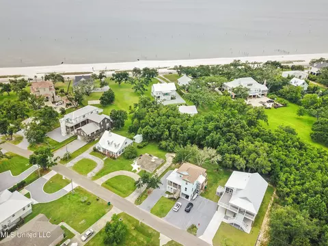 112 Bay Oaks Dr, Bay Saint Louis, MS 39520
