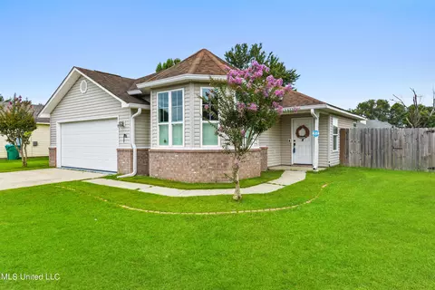 14240 S Country Hills Dr, Gulfport, MS 39503