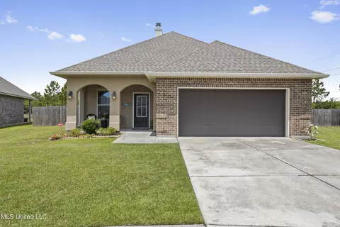 457 Palm Breeze Dr, Ocean Springs, MS 39564