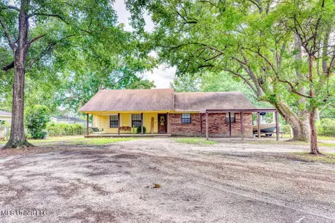 1601 Bayou Vista St, Gautier, MS 39553
