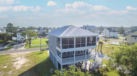 27 Golf View Dr, Pass Christian, MS 39571